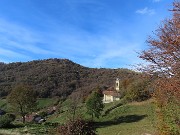 07 La chiesa di S. Barnaba e Salmezza con vista in Corna Bianca